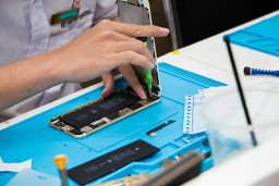 Thay pin điện thoại iPhone tại TP.HCM giá rẻ, uy tín hàng đầu