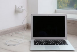 Hướng dẫn sạc pin laptop đúng cách và hạn chế chai pin