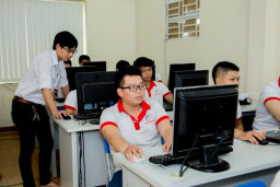 Chưa có bằng cấp gì thì học sửa điện thoại được không?