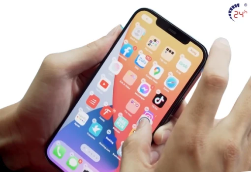 thay-mat-kinh-iphone-12-pro-lay-lien.jpg