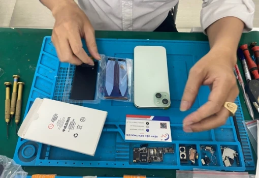 thay-pin-iphone-15-plus-3.jpg