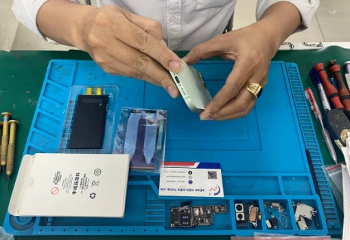 thay-pin-iphone-15-plus-6.jpg