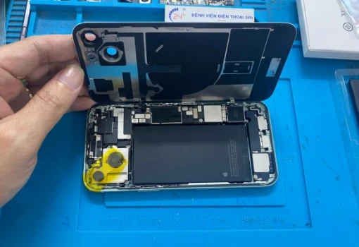 thay-pin-iphone-15-plus-9.jpg