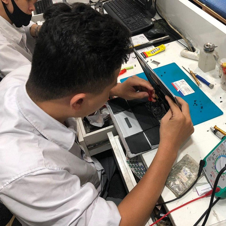 Khách hàng được quan sát toàn bộ quá trình sửa chữa màn hình MacBook