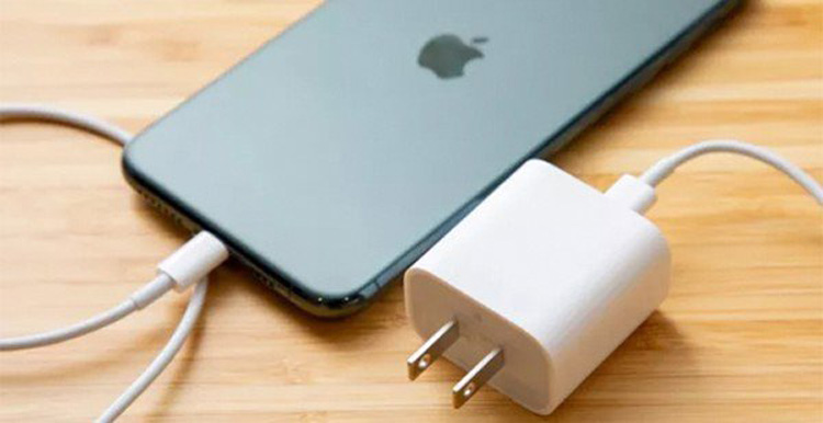 Sạc pin iPhone 12 Pro Max bị nóng