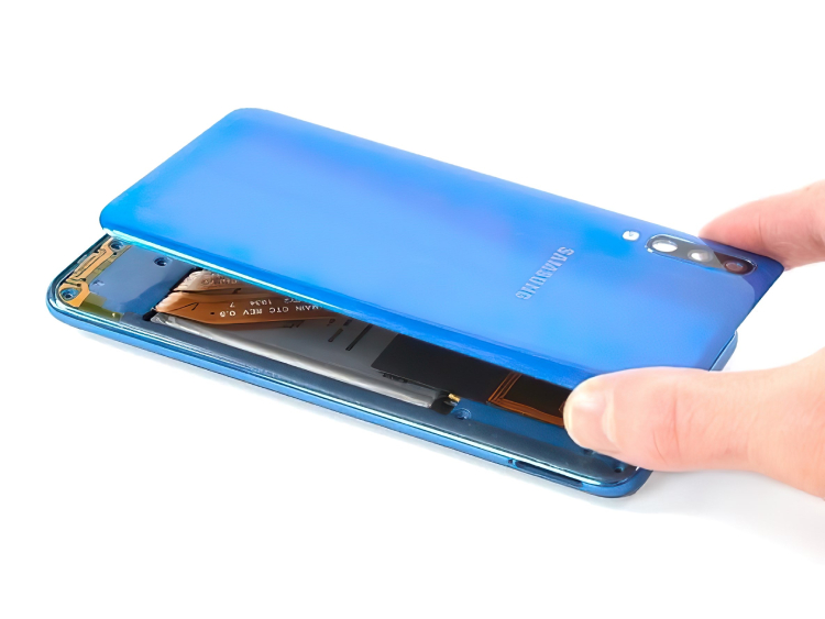 Mặt lưng có thể tháo rời khiến Samsung Galaxy A50 không đạt chuẩn chống nước cao nhất