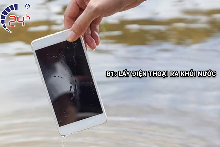 Lấy điện thoại ra khỏi nước