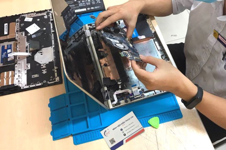 Thay-pin-MacBookAir-12-inch-A1534-3