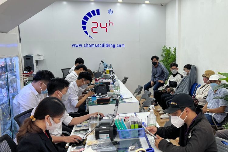 Đội ngũ nhân viên kỹ thuật chuyên nghiệp tại Bệnh Viện Điện Thoại Laptop 24h