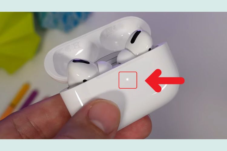 Nhấn giữ nút bấm phía sau AirPods để đèn báo trên tai nghe chuyển sang màu trắng