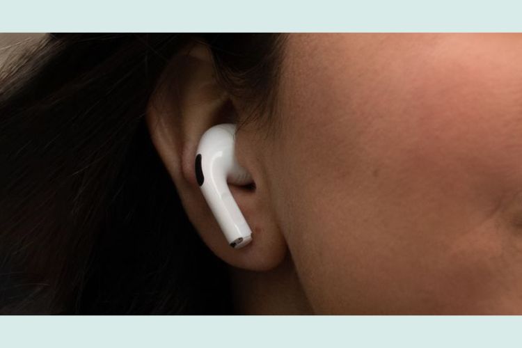 Lấy tai nghe ra và bắt đầu sử dụng như bình thường.