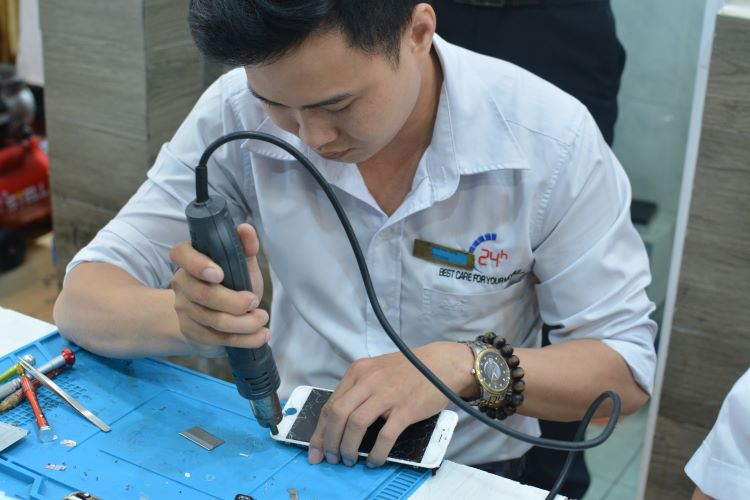 Học nghề sửa chữa điện thoại 