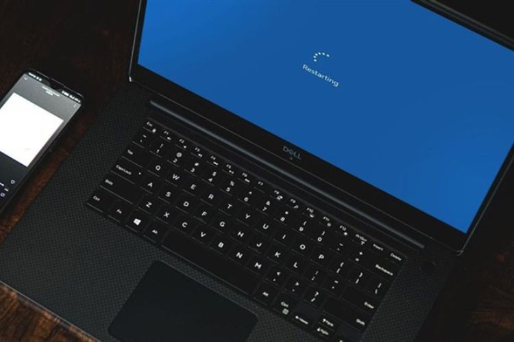 khởi động lại laptop