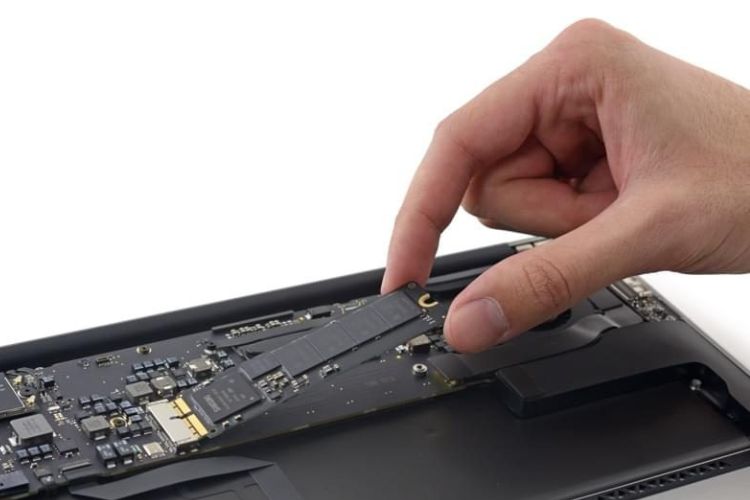 Thay ổ cứng MacBook Pro 13 inch A1708