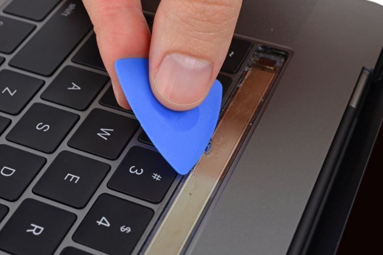 Thay Touch Bar MacBook Pro 13 inch M2 A2338