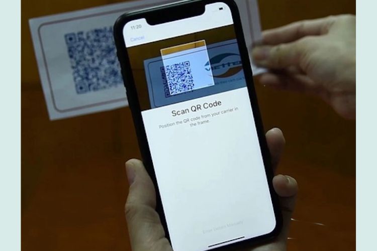 Cuối cùng, bạn chỉ cần mở email đã đăng ký và quét mã QR để cài đặt eSIM trên thiết bị mới.