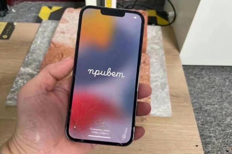 màn hình iPhone 13 Pro Max bị tác động mạnh