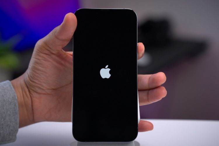 Khởi động lại iPhone 13 Pro Max