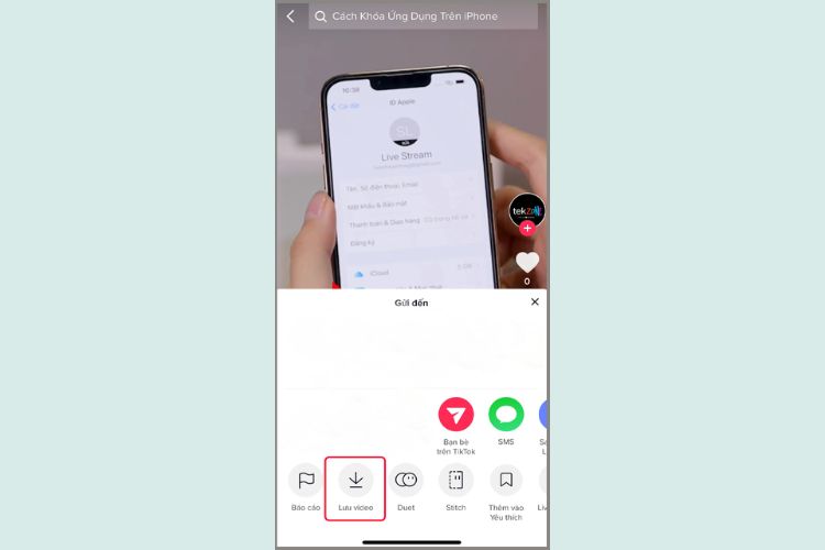 Bạn chọn mục Lưu video, để tải về điện thoại.