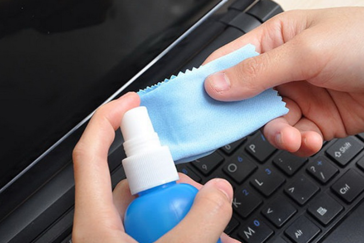 Bụi bẩn có thể gây ảnh hưởng vùng tiếp xúc giữa pin và laptop