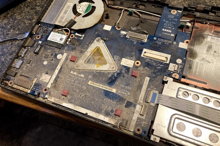 Không vệ sinh laptop thường xuyên