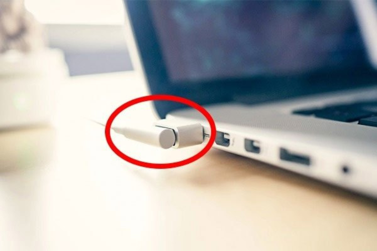 Sử dụng những cốc sạc không tương thích với máy