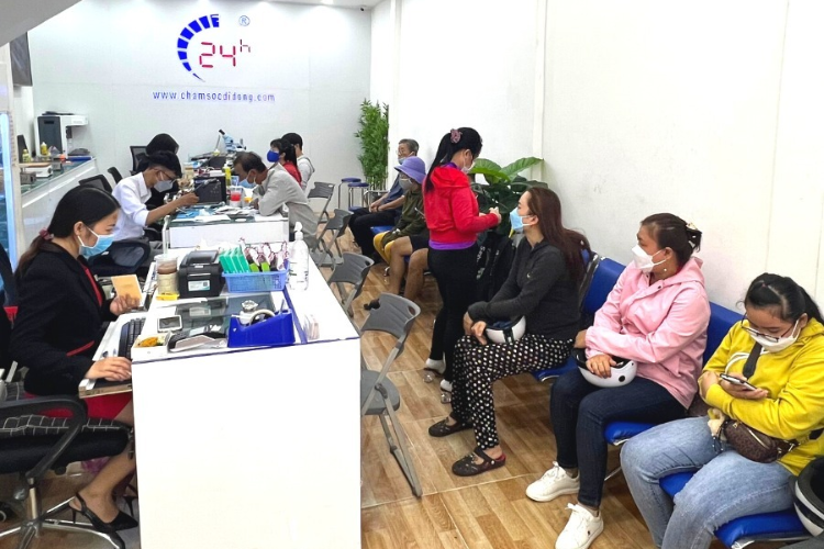 nhân viên tư vấn tận tâm sẽ không ngừng cung cấp dịch vụ tốt đến khách hàng.