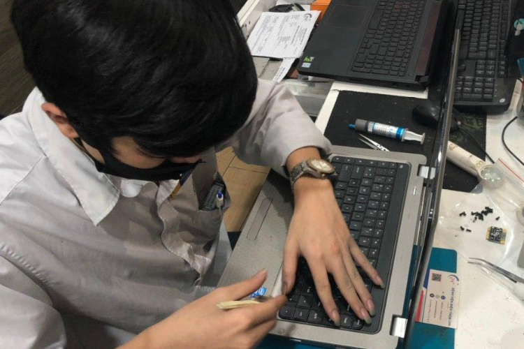 Trước khi thực hiện sửa chữa, khách hàng sẽ ký niêm yết lên Macbook