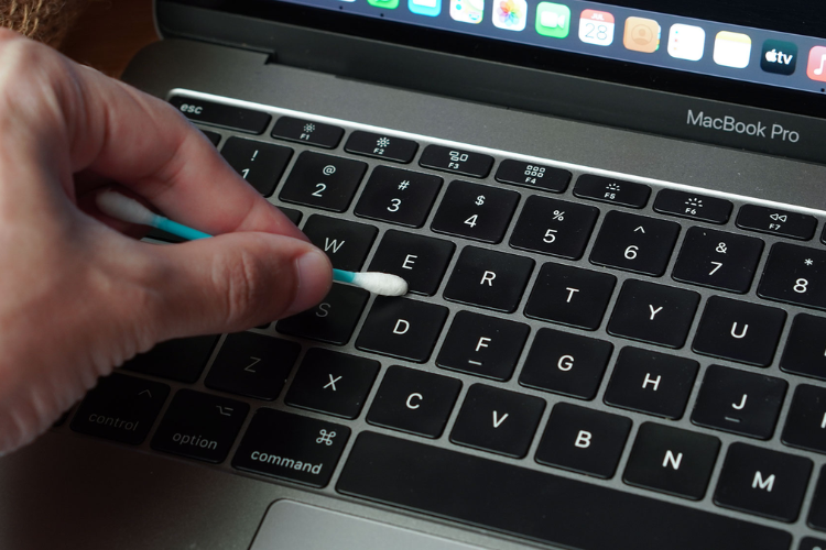 nên vệ sinh MacBook định kỳ