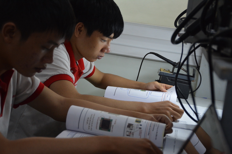 Học nghề sửa chữa điện thoại, laptop có phải là lựa chọn thông minh?