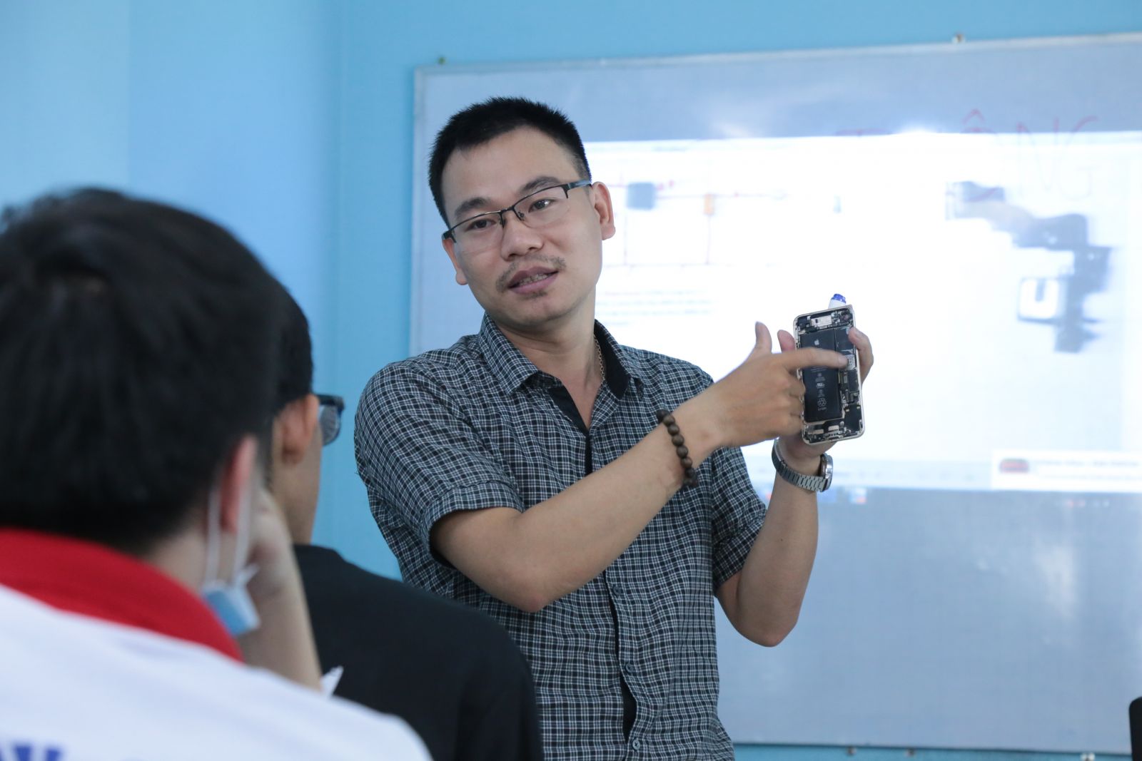 Không có bằng cấp có đi học nghề sửa chữa điện thoại, laptop được không?