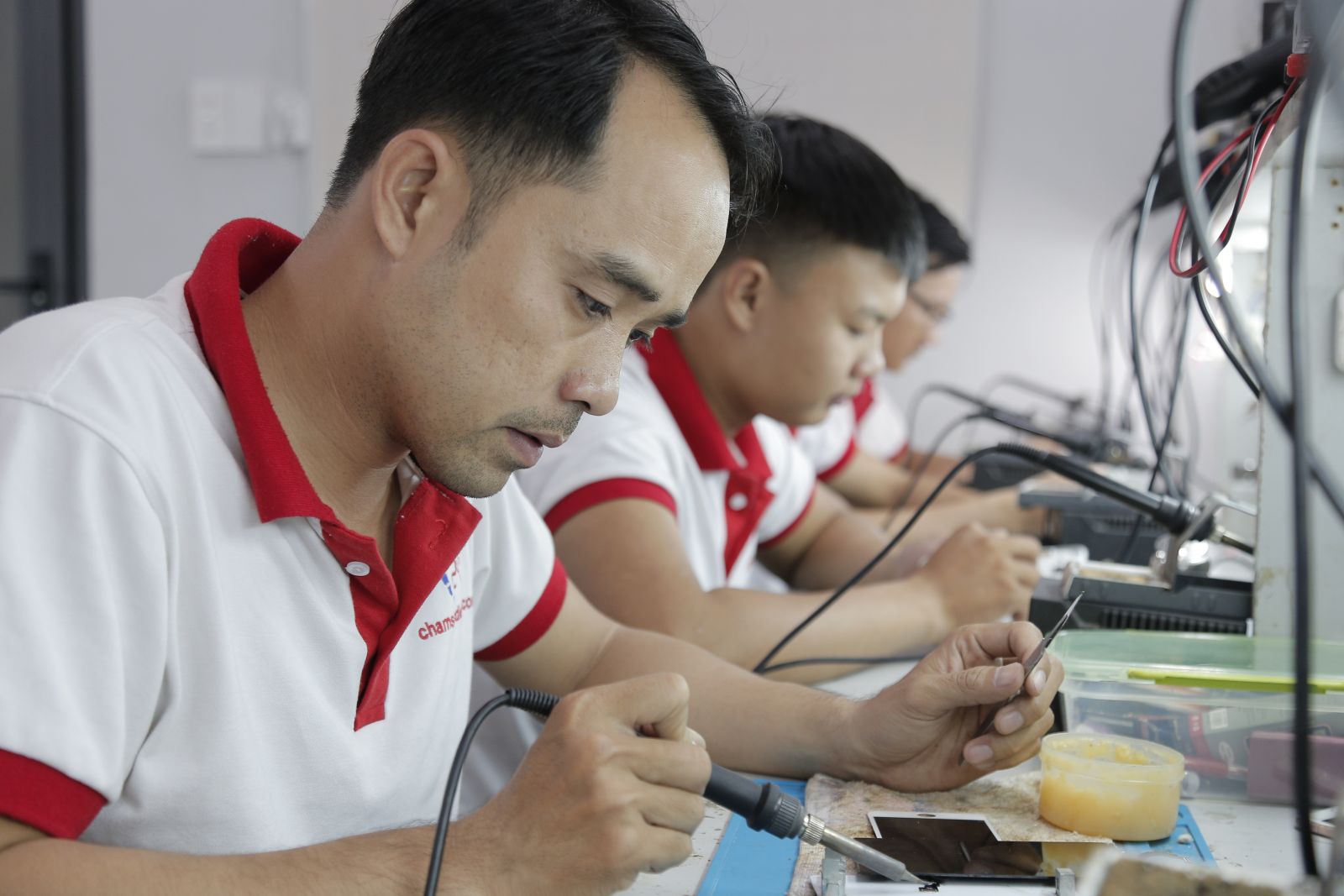 Không có bằng cấp có đi học nghề sửa chữa điện thoại, laptop được không?