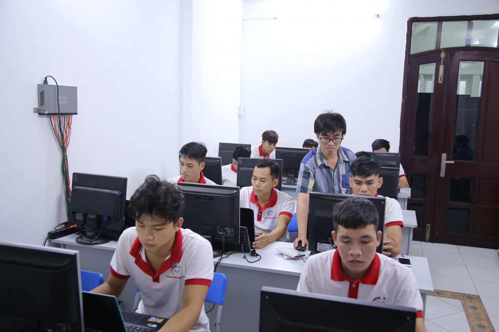 sua-chua-dien-thoai-laptop-nghe-khong-the-thieu-trong-thoi-dai-cong-nghe-40