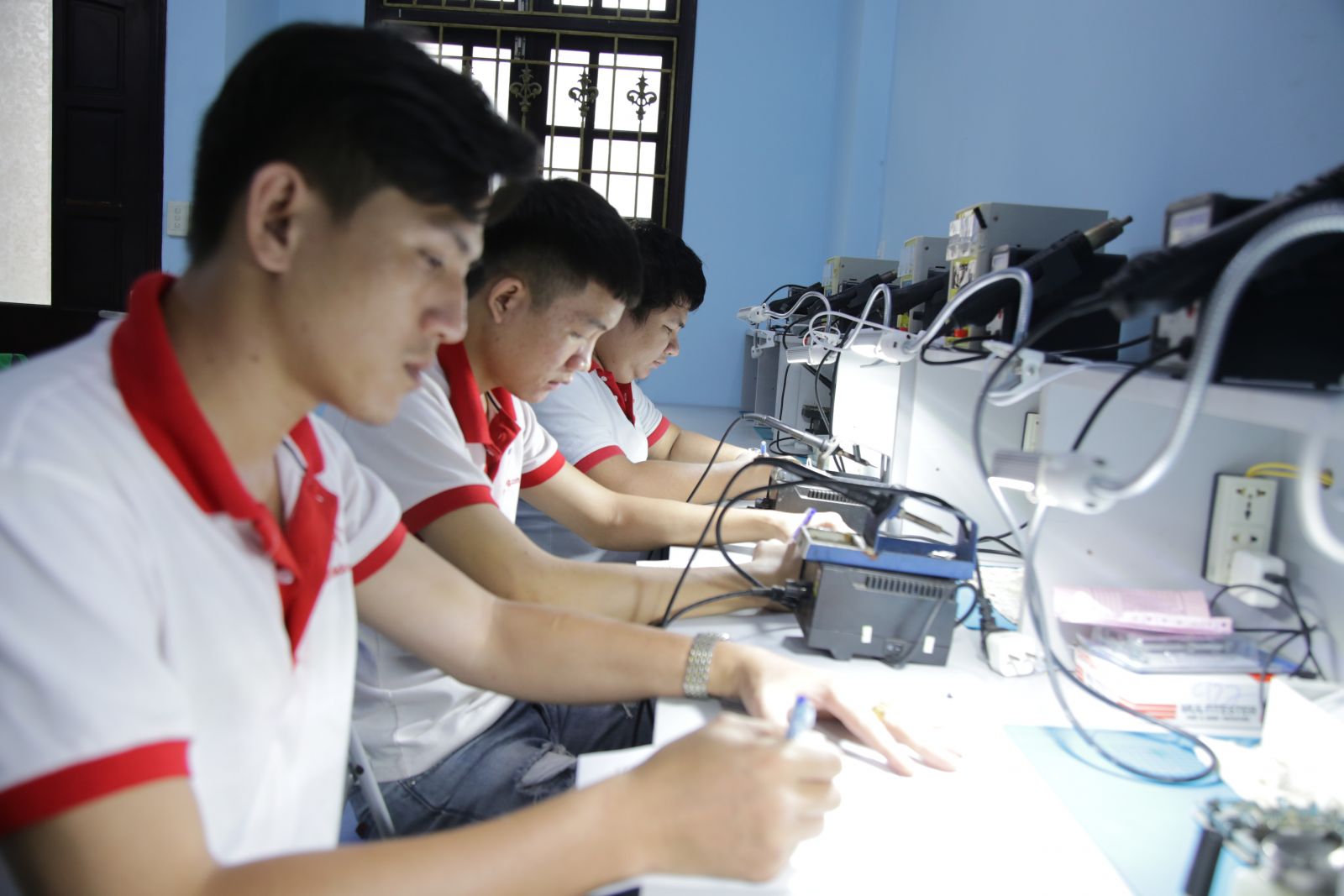sua-chua-dien-thoai-laptop-nghe-khong-the-thieu-trong-thoi-dai-cong-nghe-40