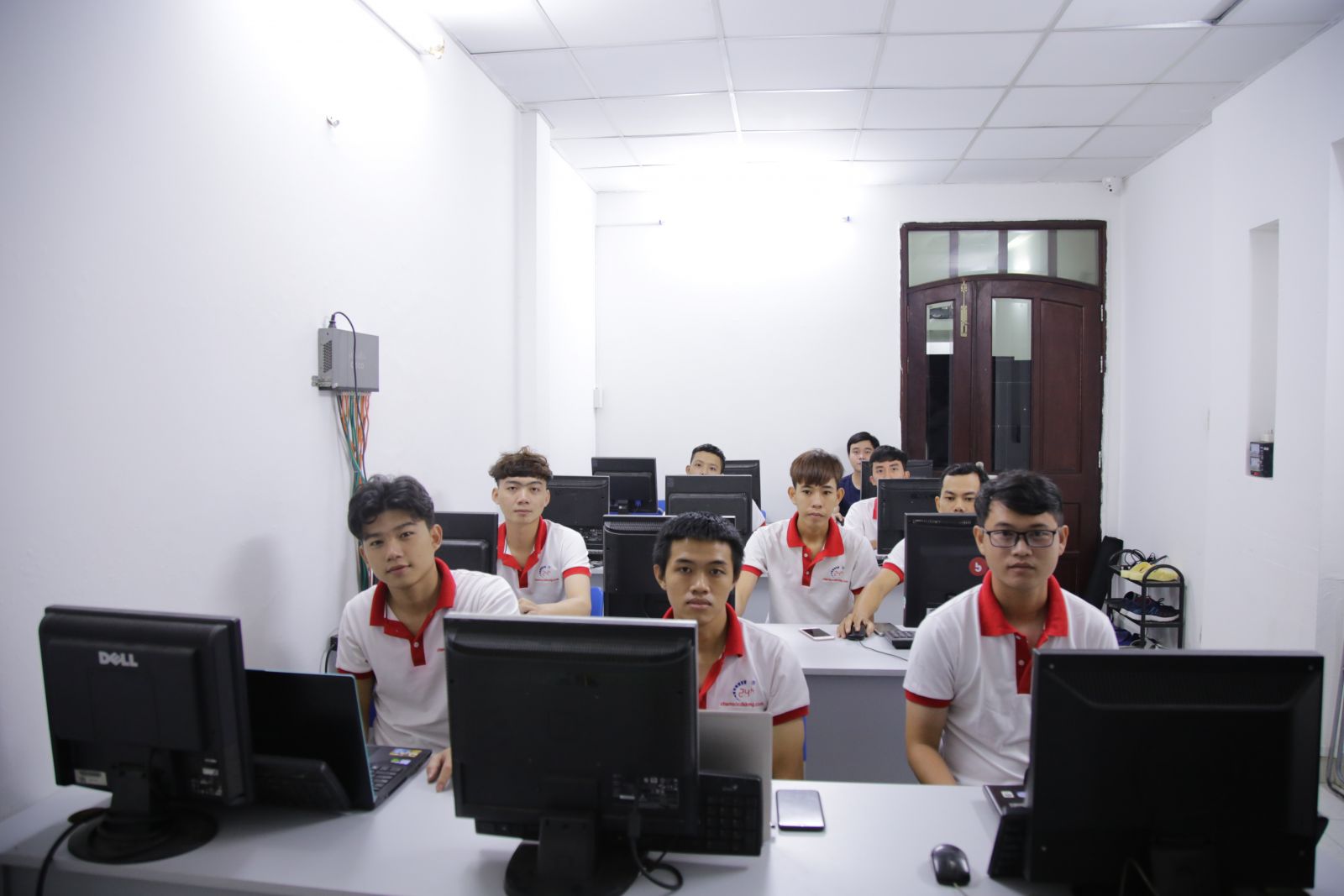 sua-chua-dien-thoai-laptop-nghe-khong-the-thieu-trong-thoi-dai-cong-nghe-40
