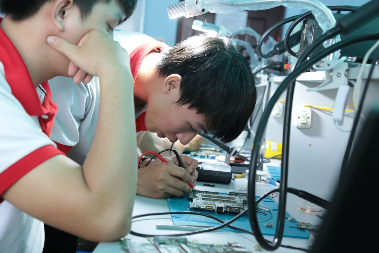Nghề sửa chữa điện thoại có phù hợp với thế hệ Gen Z?
