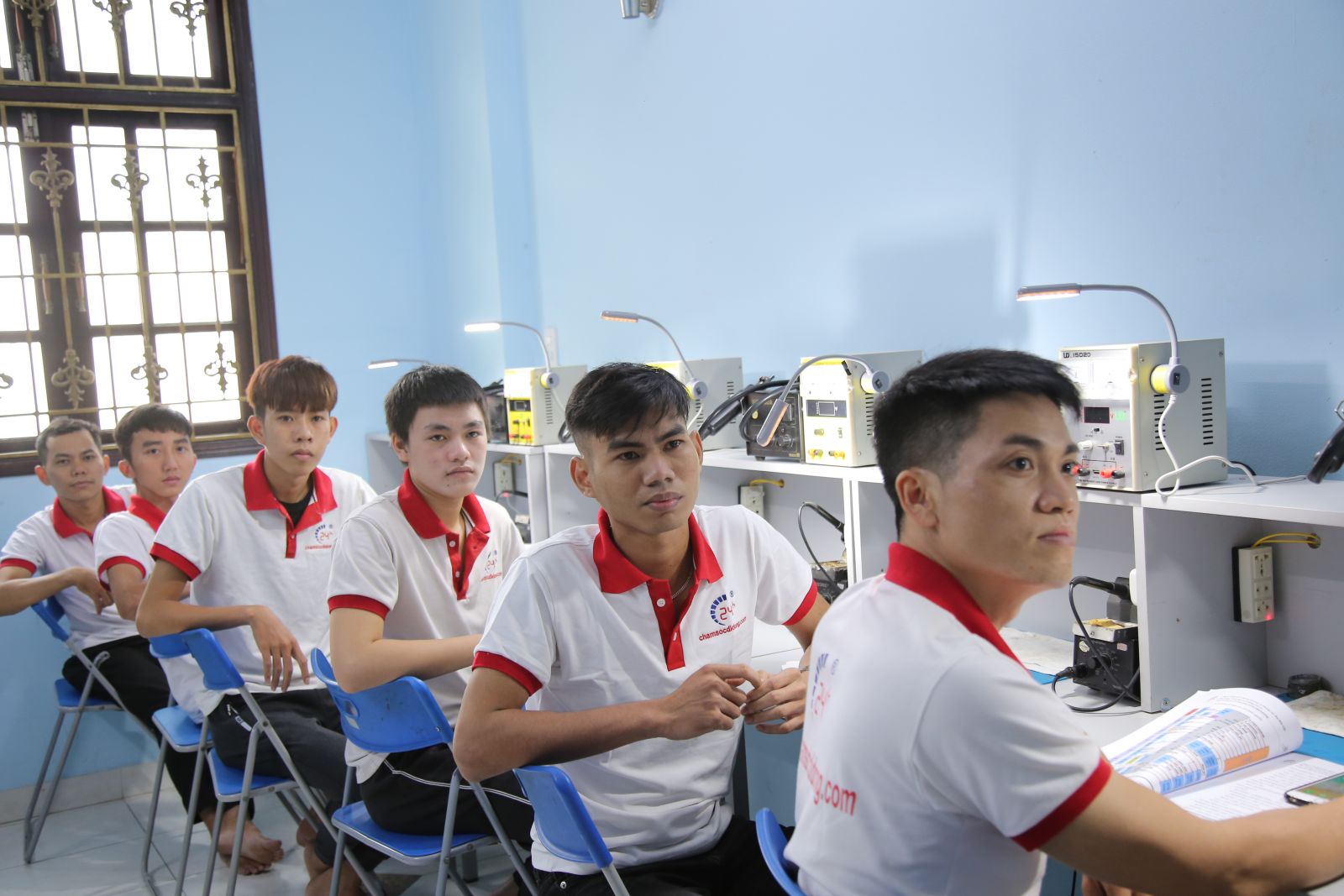 Nghề sửa chữa điện thoại có phù hợp với thế hệ Gen Z?