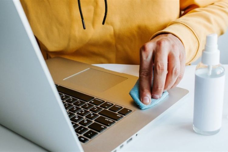 Bảo dưỡng máy, lau bụi và dán bảo vệ màn hình sẽ giúp màn hình sạch hơn và tuổi thọ lâu hơn