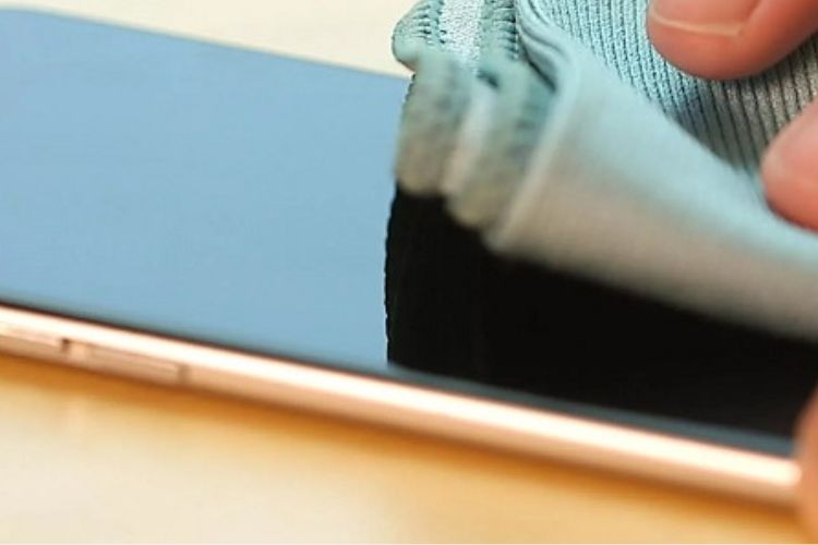 Vệ sinh camera thường xuyên sẽ giúp ảnh chụp sắc nét, không bị mờ do bụi bẩn