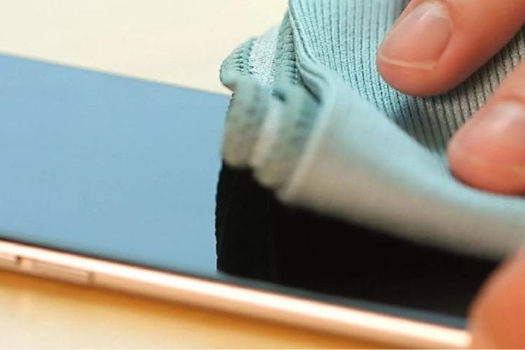 Thường xuyên vệ sinh bề mặt màn hình cảm ứng để thao tác được mượt mà