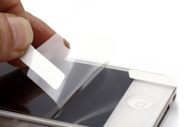 Sử dụng kính cường lực kém cũng là mộ trong những nguyên nhân khiến iPhone bị lỗi cảm ứng
