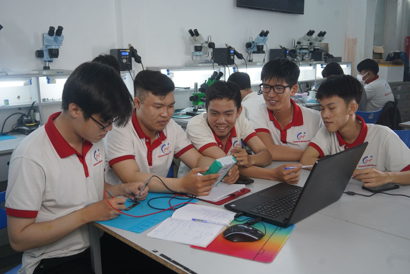 Có nên học nghề sửa chữa điện tử không? Cơ hội việc làm