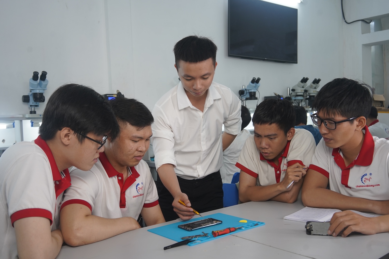 Có nên học nghề sửa chữa điện tử không? Cơ hội việc làm