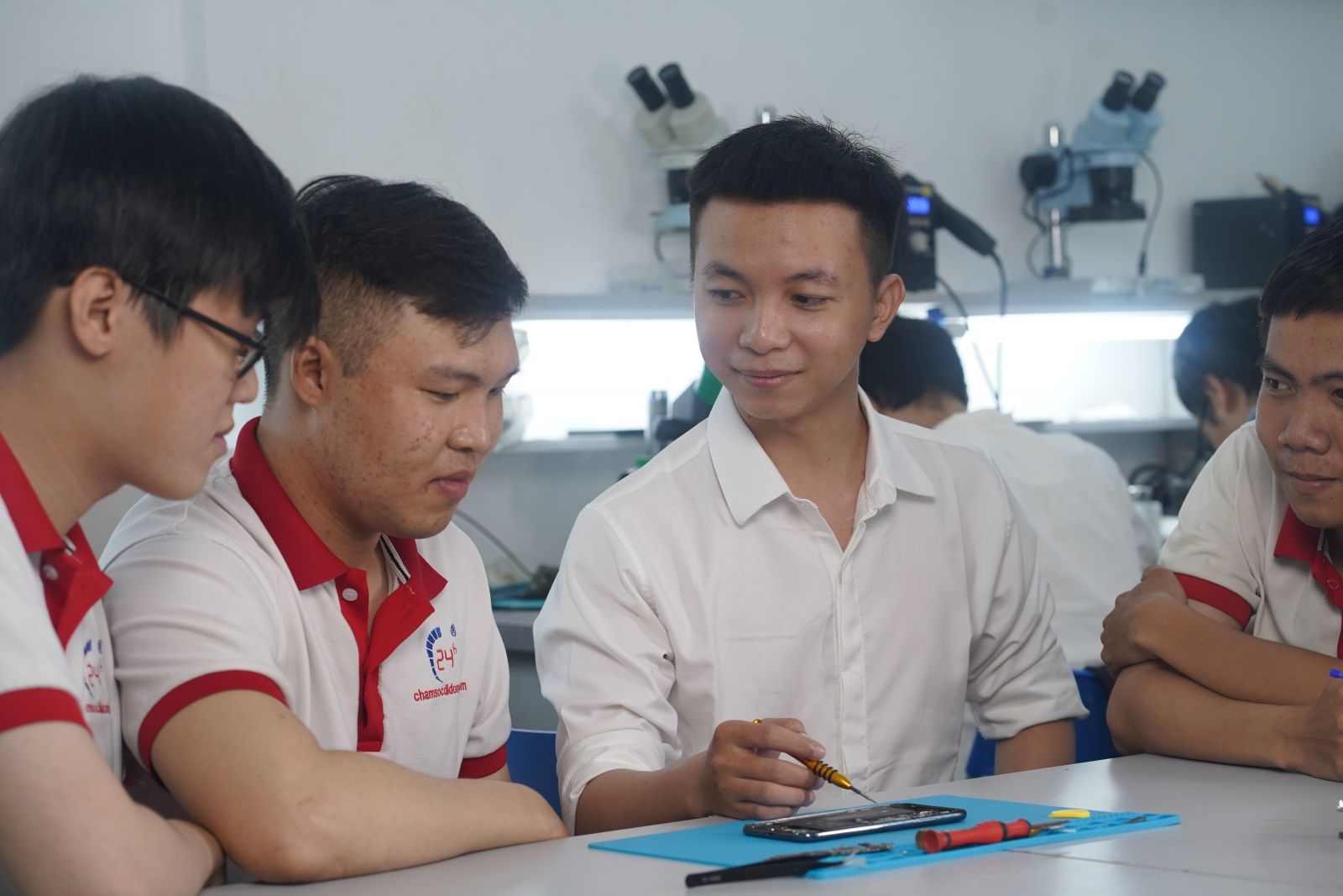 Có nên học nghề sửa chữa điện tử không? Cơ hội việc làm