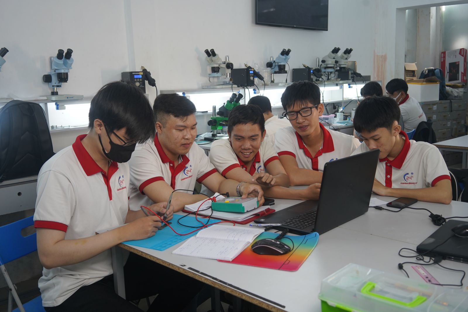 25 tuổi nên học nghề gì để nhanh chóng ổn định công việc?