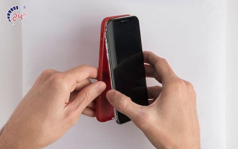 Gỡ ốp lưng iphone để tránh tình trạng loạn cảm ứng 