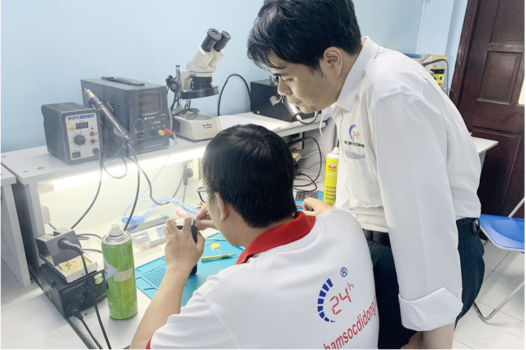 hình ảnh chuyên viên sửa chữa tại cửa hàng