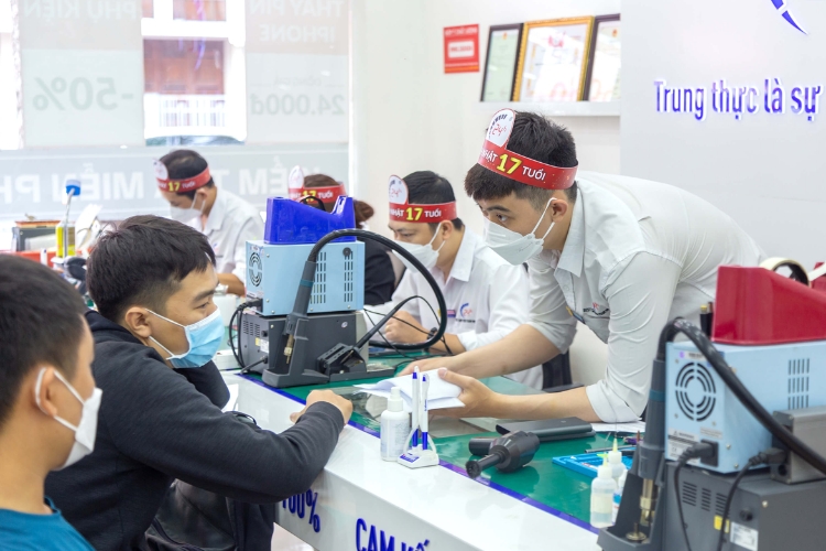 Quy trình thay mặt kính Apple Watch Ultra 2 chuyên nghiệp tại Bệnh viện Điện thoại Laptop 24h