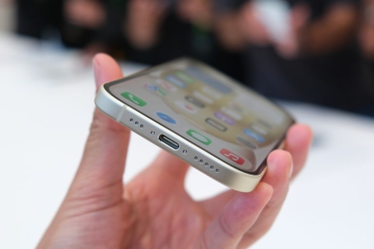Thay cáp sạc iPhone 15 Plus