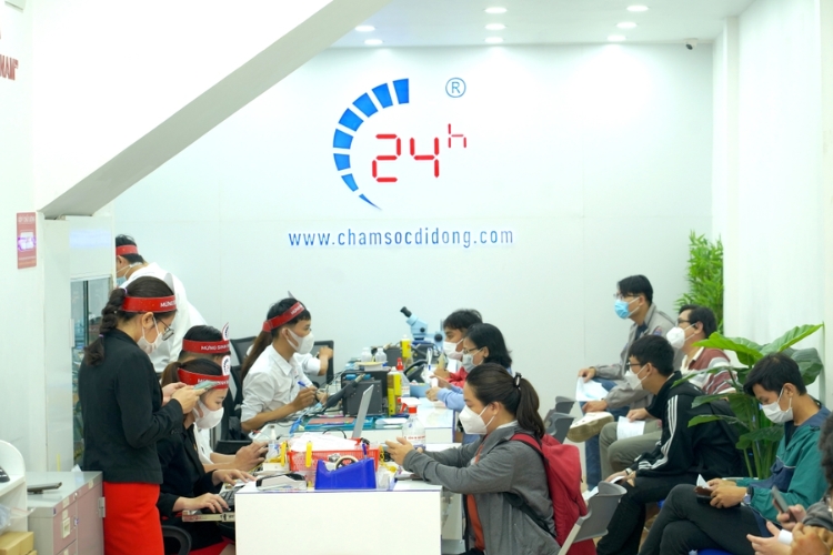 Quy trình thay cáp sạc iPhone 15 Plus tại Bệnh Viện Điện Thoại Laptop 24h